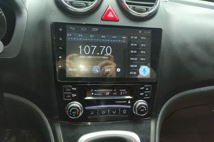 Used Haval H6 2014 Upgraded Model 2.0T Diesel Manual Two-Wheel Drive Urban Version Audio And AC Panel