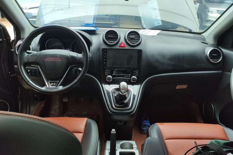 Used Haval H6 2014 Upgraded Model 2.0T Diesel Manual Two-Wheel Drive Urban Version Center Console