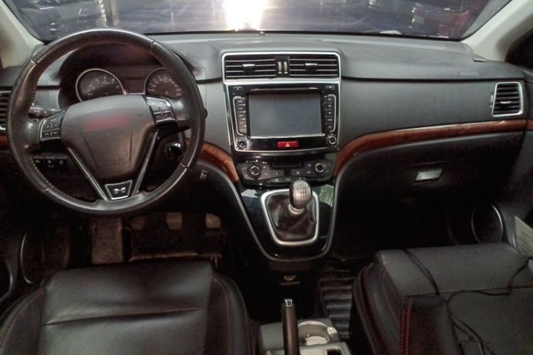 Used Haval H6 2014 Upgraded Model 1.5T Manual Two-Wheel Drive Elite Version Center Console