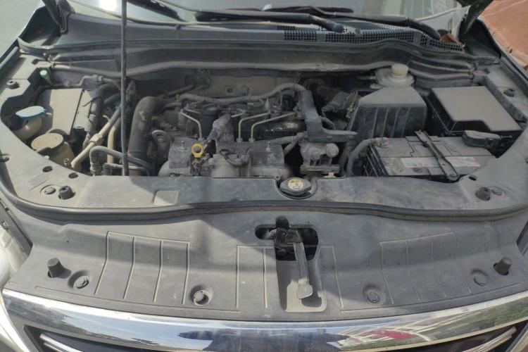Used Haval H6 2014 Sport Edition 2.0T Diesel Manual Two-Wheel-Drive Elite Model Engine Bay