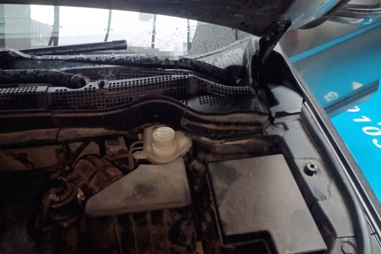 Used Haval H6 2014 Upgraded Model 1.5T Manual Two-Wheel Drive Elite Version Engine Bay Left