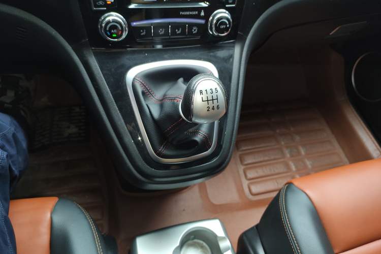 Used Haval H6 2014 Upgraded Model 2.0T Diesel Manual Two-Wheel Drive Urban Version Gear Lever