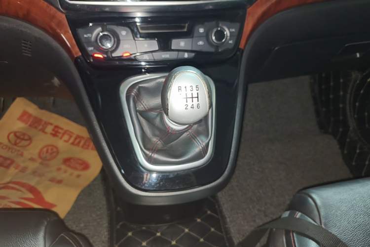Used Haval H6 2014 Upgraded Model 1.5T Manual Two-Wheel Drive Elite Version Gear Lever