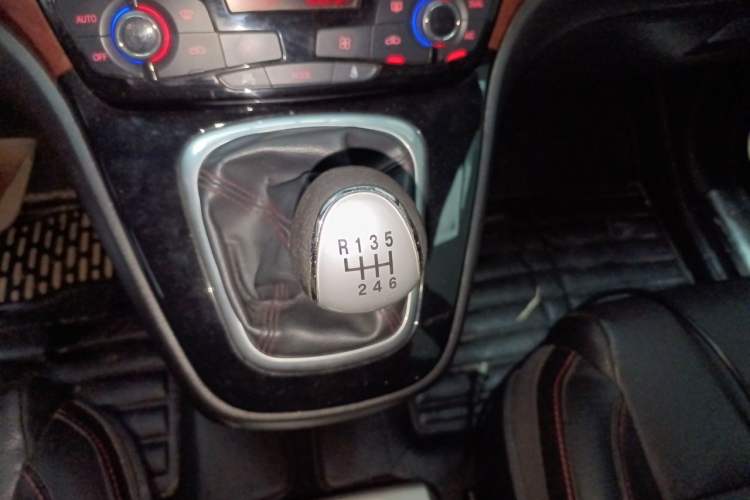 Used Haval H6 2014 Upgraded Model 1.5T Manual Two-Wheel Drive Elite Version Gear Lever