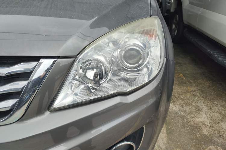 Used Haval H6 2014 Upgraded Model 2.0T Diesel Manual Two-Wheel Drive Urban Version Left Front Headlight