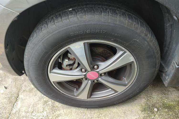 Used Haval H6 2014 Upgraded Model 2.0T Diesel Manual Two-Wheel Drive Urban Version Left Front Wheel Hub