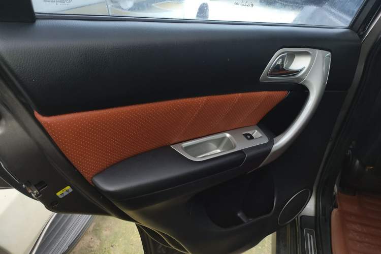 Used Haval H6 2014 Upgraded Model 2.0T Diesel Manual Two-Wheel Drive Urban Version Left Rear Door Interior