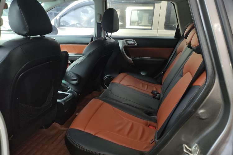 Used Haval H6 2014 Upgraded Model 2.0T Diesel Manual Two-Wheel Drive Urban Version Left Rear Seat