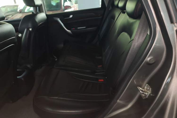 Used Haval H6 2014 Upgraded Model 1.5T Manual Two-Wheel Drive Elite Version Left Rear Seat