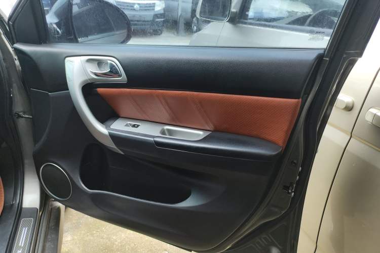 Used Haval H6 2014 Upgraded Model 2.0T Diesel Manual Two-Wheel Drive Urban Version Right Front Door Interior