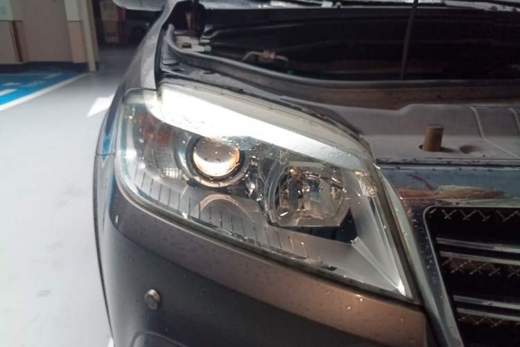 Used Haval H6 2014 Upgraded Model 1.5T Manual Two-Wheel Drive Elite Version Right Front Headlight