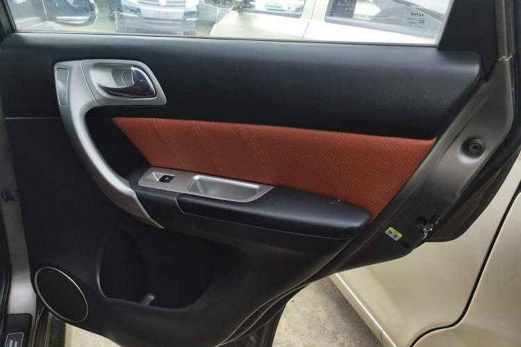 Used Haval H6 2014 Upgraded Model 2.0T Diesel Manual Two-Wheel Drive Urban Version Right Rear Door Interior