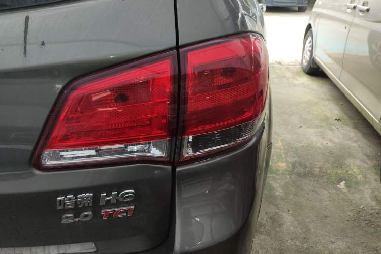 Used Haval H6 2014 Upgraded Model 2.0T Diesel Manual Two-Wheel Drive Urban Version Right Rear Taillight