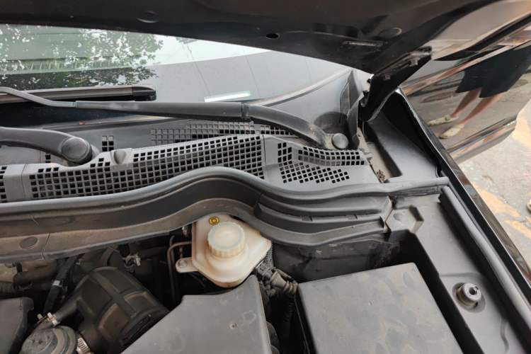 Used Haval H6 2014 Sport Version 1.5T Manual Two-Wheel Drive Elite Edition Engine Bay Left