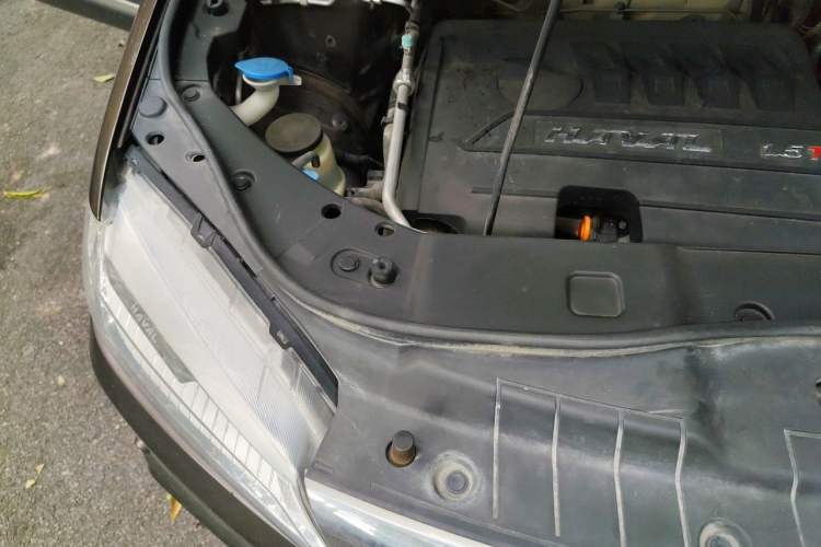 Used Haval H6 2014 Sport Version 1.5T Manual Two-Wheel Drive Elite Edition Engine Bay Right