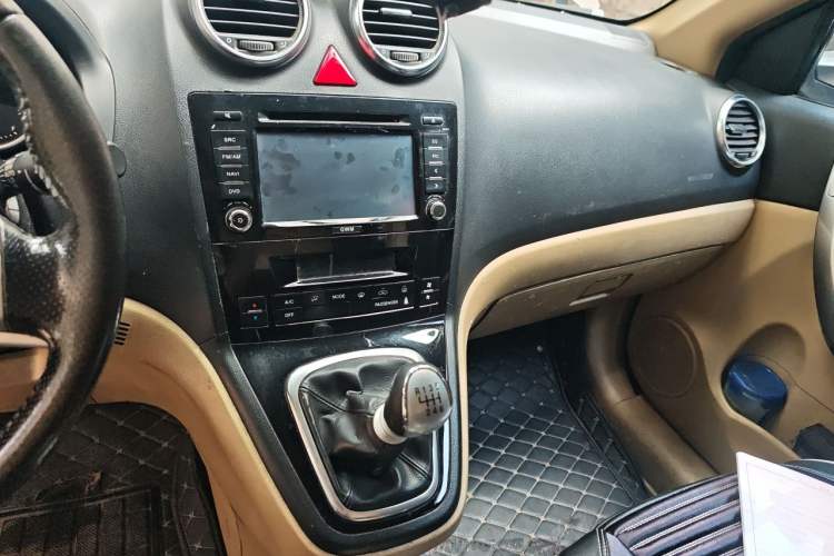Used Haval H6 2014 Upgraded Model 2.0T Diesel Manual Two-Wheel Drive Urban Version Audio And AC Panel