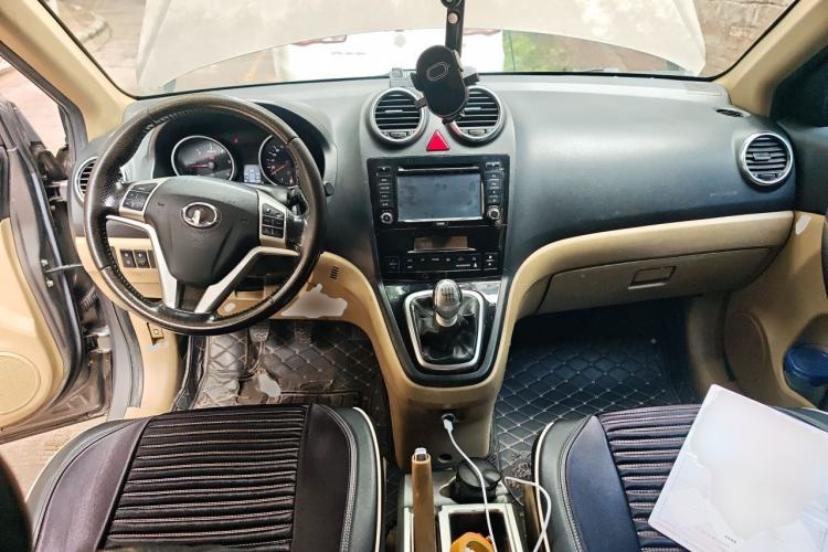 Used Haval H6 2014 Upgraded Model 2.0T Diesel Manual Two-Wheel Drive Urban Version Center Console