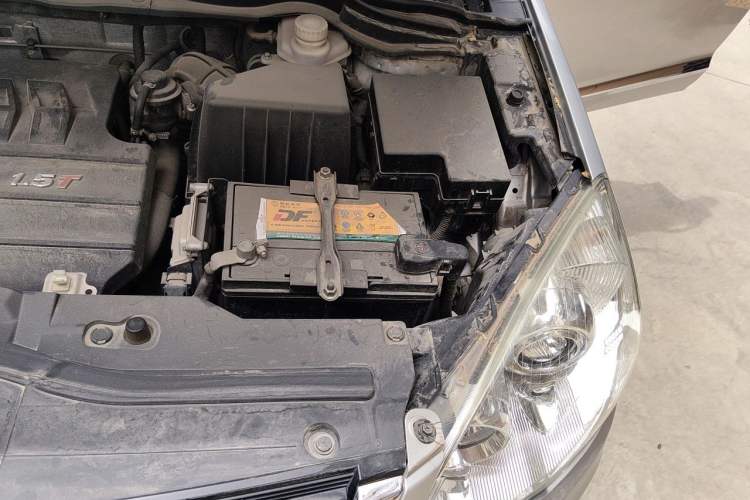 Used Haval H6 2014 Upgraded Model 1.5T Manual Two-Wheel Drive Elite Version Engine Bay Left
