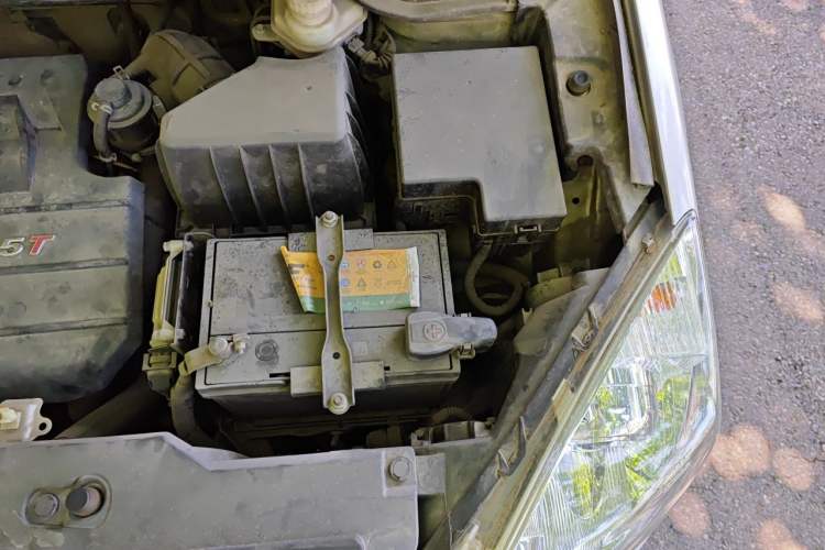 Used Haval H6 2014 Upgraded Model 1.5T Manual Two-Wheel Drive Elite Version Engine Bay Left