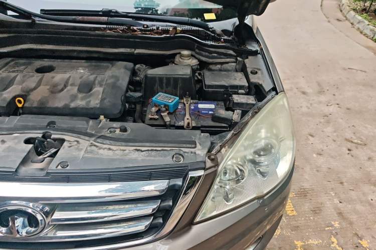 Used Haval H6 2014 Upgraded Model 2.0T Diesel Manual Two-Wheel Drive Urban Version Engine Bay Left