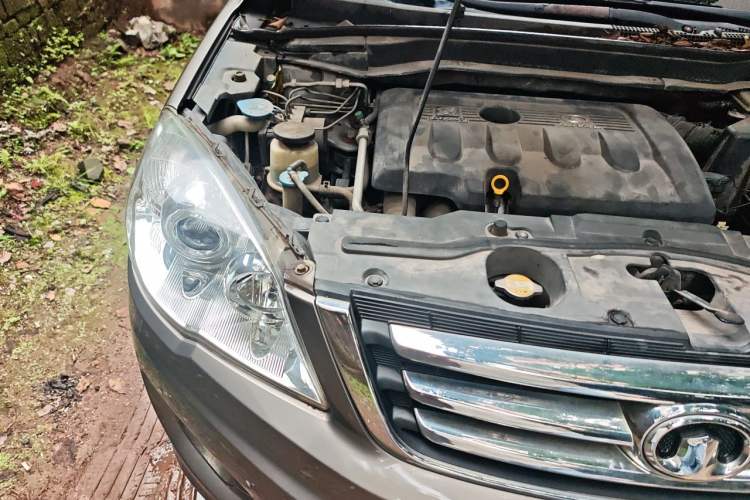 Used Haval H6 2014 Upgraded Model 2.0T Diesel Manual Two-Wheel Drive Urban Version Engine Bay Right