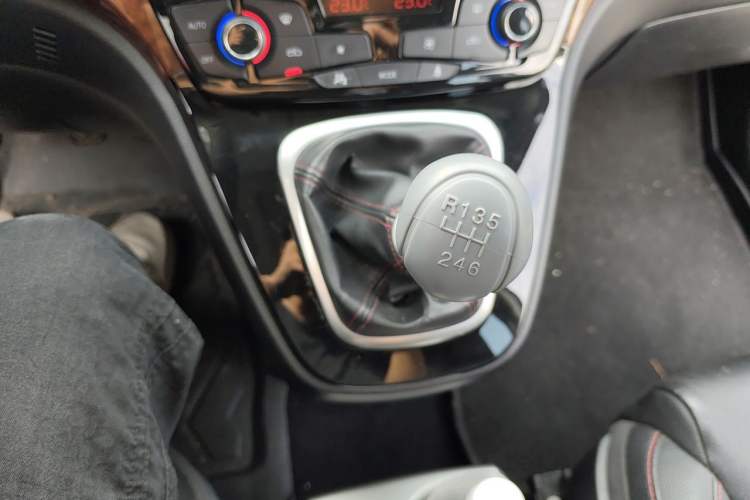 Used Haval H6 2014 Sport Version 1.5T Manual Two-Wheel Drive Elite Edition Gear Lever