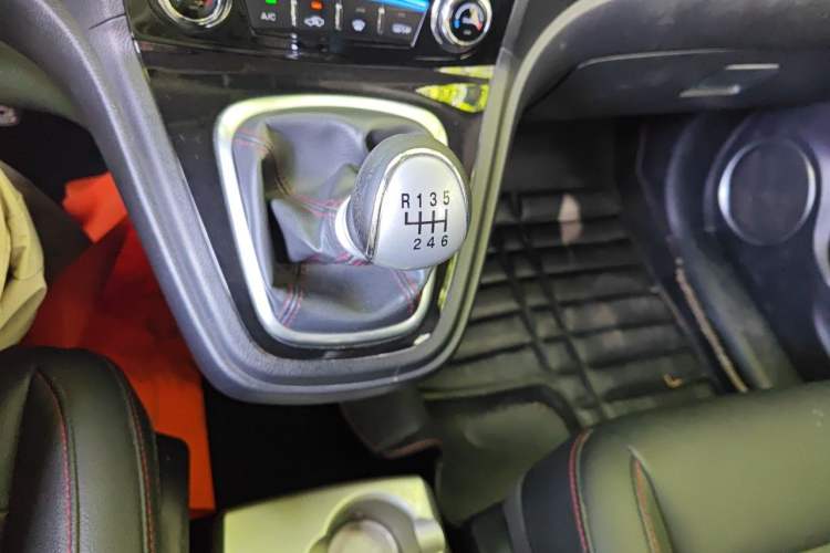 Used Haval H6 2014 Upgraded Model 1.5T Manual Two-Wheel Drive Elite Version Gear Lever