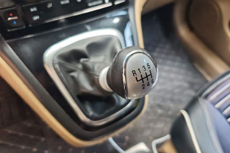 Used Haval H6 2014 Upgraded Model 2.0T Diesel Manual Two-Wheel Drive Urban Version Gear Lever