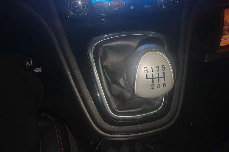 Used Haval H6 2014 Upgraded Model 1.5T Manual Two-Wheel Drive Elite Version Gear Lever