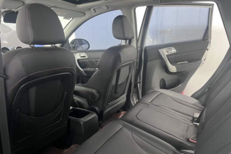 Used Haval H6 2014 Upgraded Model 2.0T Diesel Manual 4x4 Prestige Version Interior 3