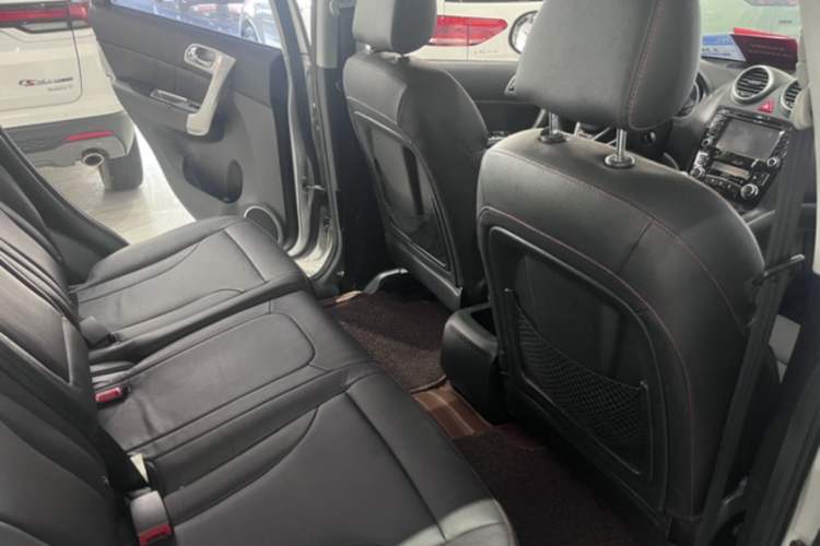 Used Haval H6 2014 Upgraded Model 2.0T Diesel Manual 4x4 Prestige Version Interior 5