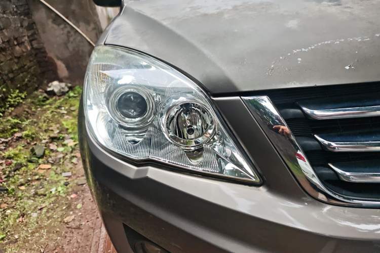 Used Haval H6 2014 Upgraded Model 2.0T Diesel Manual Two-Wheel Drive Urban Version Right Front Headlight