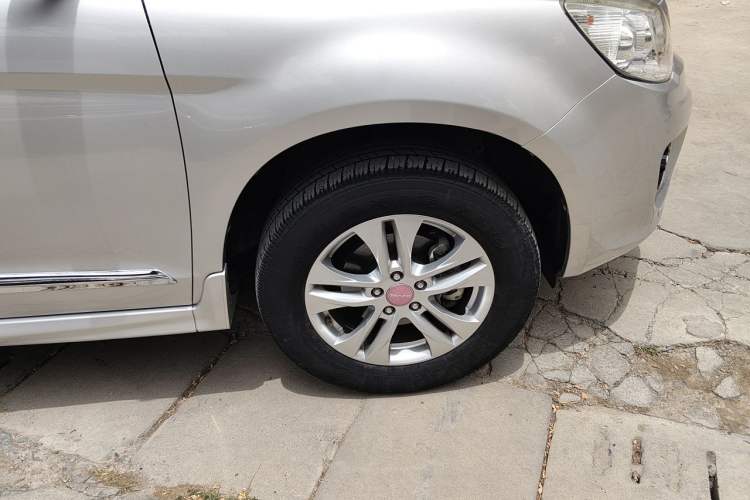 Used Haval H6 2014 Upgraded Model 1.5T Manual Two-Wheel Drive Elite Version Right Front Wheel Hub