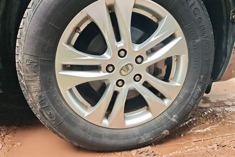 Used Haval H6 2014 Upgraded Model 2.0T Diesel Manual Two-Wheel Drive Urban Version Right Front Wheel Hub