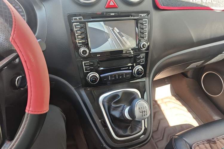 Used Haval H6 2014 Upgraded Model 2.0T Diesel Manual Two-Wheel Drive Elite Version Audio And AC Panel