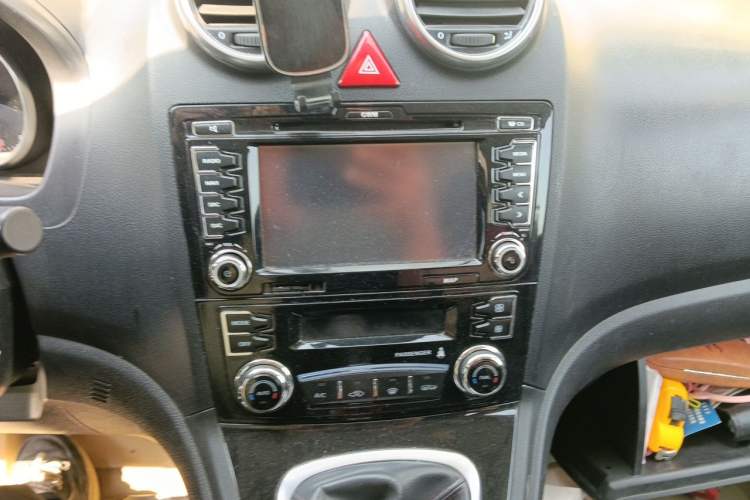 Used Haval H6 2014 Upgraded Model 1.5T Manual Two-Wheel Drive Elite Version Audio And AC Panel