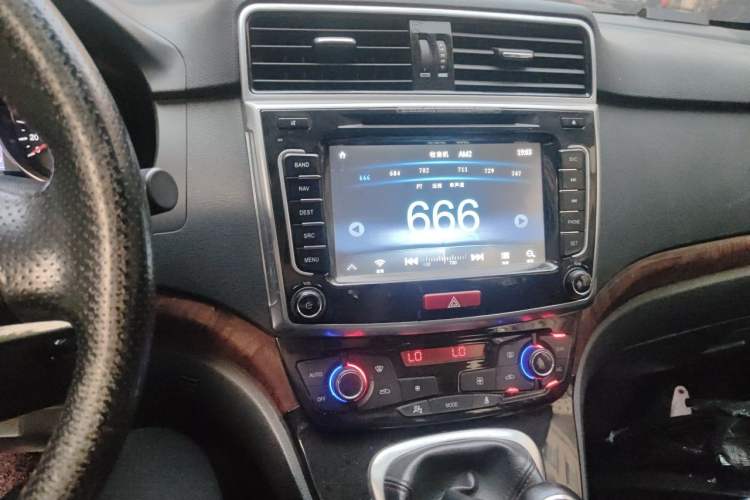 Used Haval H6 2014 Upgraded Model 1.5T Manual Two-Wheel Drive Elite Version Audio And AC Panel