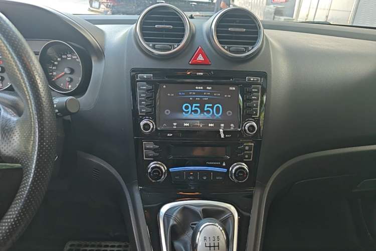 Used Haval H6 2014 Upgraded Model 1.5T Manual Two-Wheel Drive Elite Version Audio And AC Panel