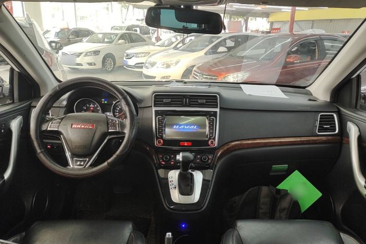 Used Haval H6 2014 Sports Edition 2.4L Automatic Prestige Model Center Console