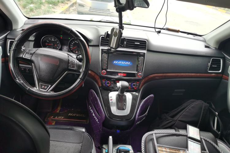 Used Haval H6 2014 Sport Edition 2.4L Automatic Elite Model Center Console