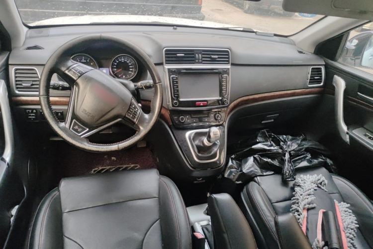 Used Haval H6 2014 Upgraded Model 1.5T Manual Two-Wheel Drive Elite Version Center Console