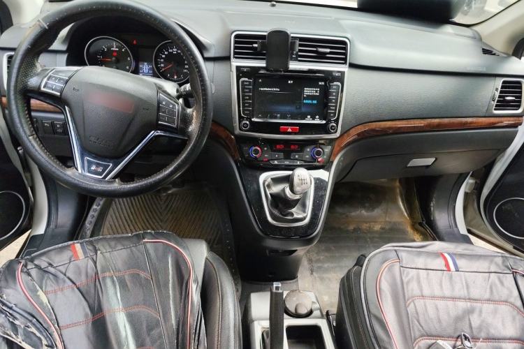 Used Haval H6 2014 Sport Edition 2.0T Diesel Manual Two-Wheel Drive Prestige Model Center Console