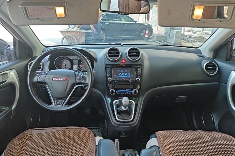 Used Haval H6 2014 Upgraded Model 1.5T Manual Two-Wheel Drive Elite Version Center Console