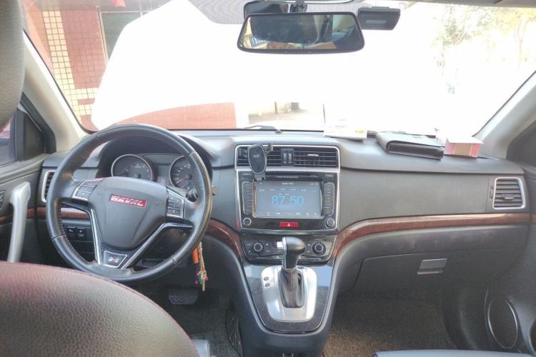 Used Haval H6 2014 Sports Edition 2.4L Automatic Prestige Model Center Console