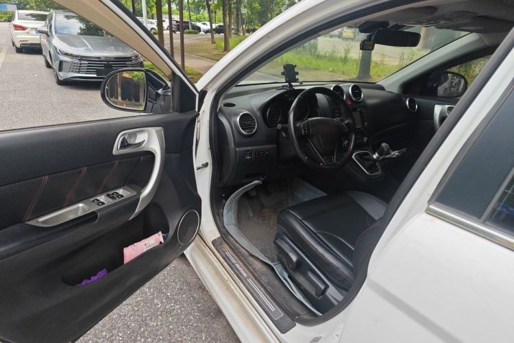 Used Haval H6 2014 Upgraded Model 1.5T Manual Two-Wheel Drive Elite Version Driver Seat