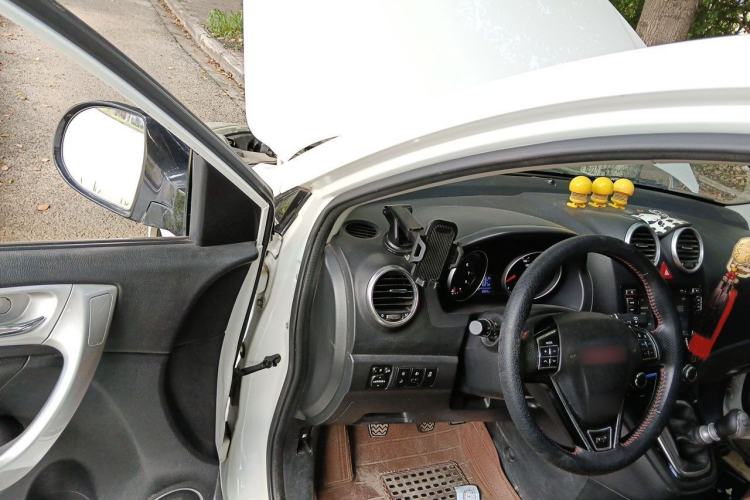 Used Haval H6 2014 Upgraded Model 1.5T Manual Two-Wheel Drive Elite Version Driver Seat