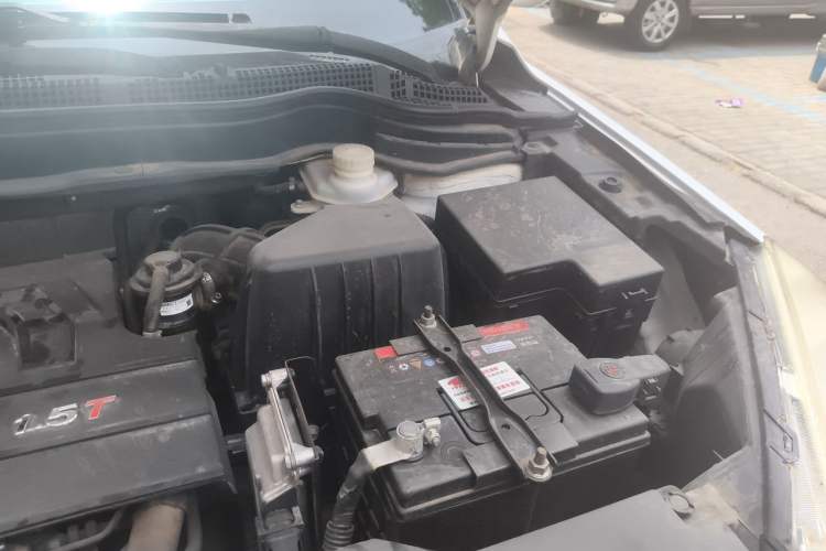 Used Haval H6 2014 Upgraded Model 1.5T Manual Two-Wheel Drive Elite Version Engine Bay Left