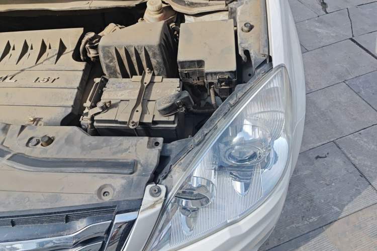 Used Haval H6 2014 Upgraded Model 1.5T Manual Two-Wheel Drive Elite Version Engine Bay Left