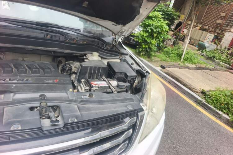 Used Haval H6 2014 Upgraded Model 1.5T Manual Two-Wheel Drive Elite Version Engine Bay Left