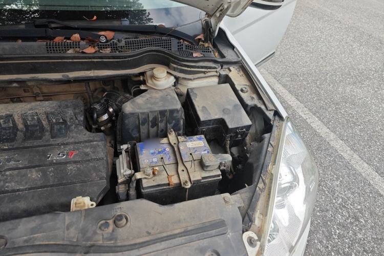 Used Haval H6 2014 Upgraded Model 1.5T Manual Two-Wheel Drive Elite Version Engine Bay Left